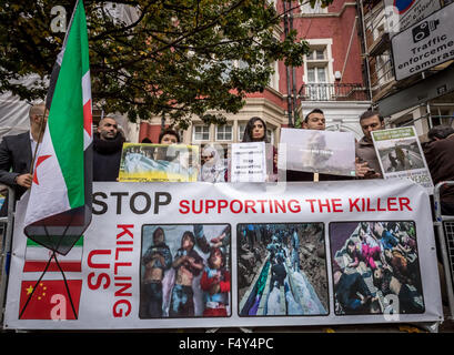 London, UK. 24. Oktober 2015. "Russische Truppen und Putin aus Syrien" protest außerhalb russische Botschaft, Kensington Palace Gardens Credit: Guy Corbishley/Alamy Live News Stockfoto