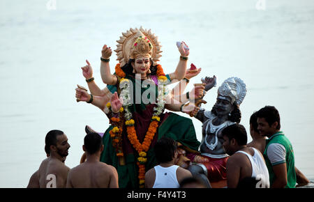 Das Bild der Durga Idol Immersion wurde in Mumbai Chowpatty, Indien aufgenommen. Stockfoto