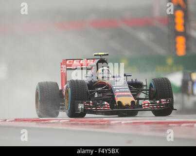 Austin, Texas USA 24. Oktober 2015: Formel1-Pilot Carlos Sainz Jr. von Spanien fahren für Scuderia Toro Rossi Kräfte durch eine nasse Schaltung des Americas Tracks vor spärlich Massen während Samstagmorgen Übungsbeispiel in Austin. Veranstalter sind hartnäckig auf Zeitplan trotz anhaltenden schlechten Wetters am Sonntag USA Grand Prix behalten. © Bob Dämmrich/Alamy Live News Bildnachweis: Bob Dämmrich/Alamy Live-Nachrichten Stockfoto