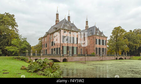 Imposante Fassade von Schloss Duivenvoorde, Voorschoten, Südholland, Niederlande. Inmitten eines englischen Landschaftsparks. Stockfoto