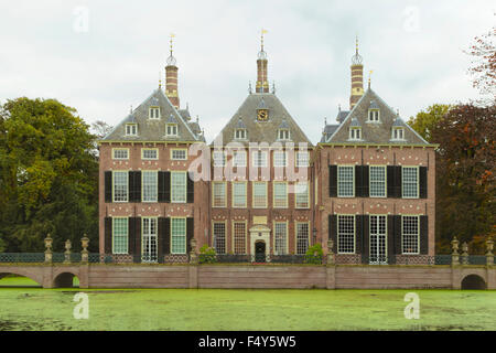 Vorderansicht von Schloss Duivenvoorde, Voorschoten, Südholland, Niederlande. Bauen Sie im Jahre 1631 und mit einem englischen Landschaftspark Stockfoto