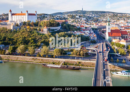 BRATISLAVA, Slowakei - 22. September 2015: oben Blick auf Donau-Ufer, SNP-Brücke, Bratislava City. Bratislava ist die k Stockfoto