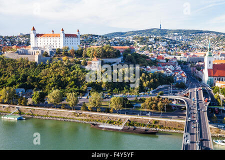 BRATISLAVA, Slowakei - 22. September 2015: über Ansicht der Danube Waterfront und das Panorama der Stadt Bratislava. Bratislava ist die Zertifizierungsstelle Stockfoto