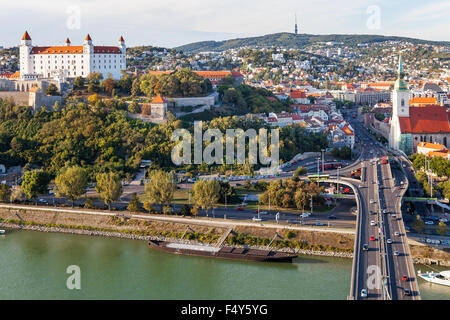 BRATISLAVA, Slowakei - 22. September 2015: über Ansicht der SNP-Brücke, Danube Hafen und Altstadt von Bratislava. Bratislava ist th Stockfoto