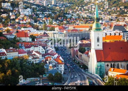 BRATISLAVA, Slowakei - 22. September 2015: oben Blick auf Staroměstská Straße und SNP-Brücke in Bratislava-Stadt. Bratislava ist th Stockfoto