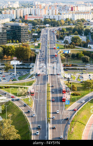 BRATISLAVA, Slowakei - 22. September 2015: Blick auf die Panonska Cesta Street im Stadtteil Petrzalka in Bratislava. Petrza Stockfoto