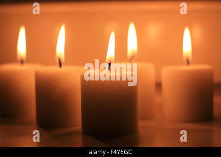 Urlaub auf einem weißen Hintergrund brennen Kerzen und reflektiert. Stockfoto