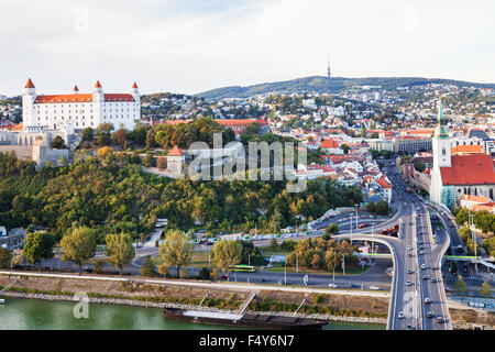 BRATISLAVA, Slowakei - 22. September 2015: Skiline mit Burg, Danube Waterfront, SNP-Brücke. Bratislava ist die Hauptstadt von Estland Stockfoto