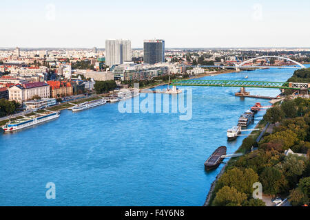 BRATISLAVA, Slowakei - 22. September 2015: Fajnorovo Nabrezie (Damm), Schiff Personenhafen Bratislava (Osobny Pristav) und Stockfoto