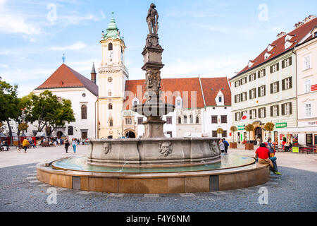 BRATISLAVA, Slowakei - 22. September 2015: Touristen in der Nähe von Roland Fountain am Hauptplatz (Hlavne Namestie) in der Stadt Bratislava. Fo Stockfoto