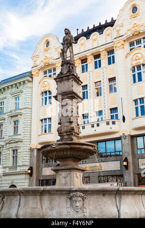 BRATISLAVA, Slowakei - 22. September 2015: Maximilian-Statue auf Roland Fountain am Hauptplatz (Hlavne Namestie) in Bratislava. Stockfoto