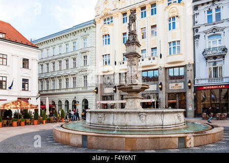 BRATISLAVA, Slowakei - 22. September 2015: Menschen in der Nähe von Maximilian Brunnen am Hauptplatz (Hlavne Namestie) in der Stadt Bratislava. Stockfoto