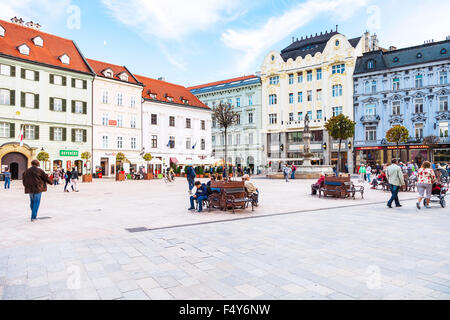 BRATISLAVA, Slowakei - 22. September 2015: Menschen am Hauptplatz (Hlavne Namestie) in der Altstadt von Bratislava. Der Platz befindet Stockfoto