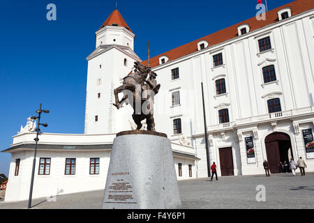 BRATISLAVA, Slowakei - 23. September 2015: Touristen in der Nähe von Haupteingang der Burg in Bratislava. Die Burg von Bratislava ist das wichtigste eine Stockfoto