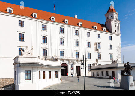 BRATISLAVA, Slowakei - 23. September 2015: Touristen am Ehrenhof der Bratislavaer Burg. Die Burg von Bratislava ist das wichtigste eine Stockfoto