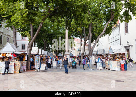 BRATISLAVA, Slowakei - 23. September 2015: Touristen auf Souvenir-Markt am Frantiskanske Namestie (Franziskaner Platz). Der Name ich Stockfoto