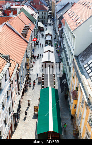 BRATISLAVA, Slowakei - 23. September 2015: oben Blick auf Michalska Straße mit Restaurants und Menschen in Bratislava. In der Mitte A Stockfoto