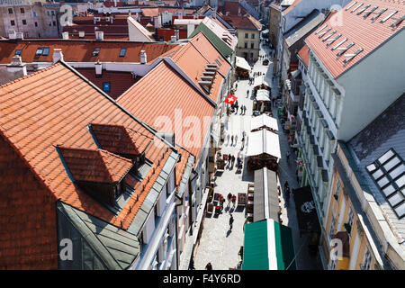 BRATISLAVA, Slowakei - 23. September 2015: oben Blick auf Michalska Straße mit Restaurants und Touristen in Bratislava. In Mitte Stockfoto