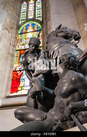 BRATISLAVA, Slowakei - 23. September 2015: Statue of St Martin in ungarischen Husaren Kleid in St.Martin Kathedrale. Der Heilige ist Stockfoto