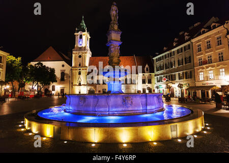 BRATISLAVA, Slowakei - 23. September 2015: Roland Fountain am Hauptplatz (Hlavne Namestie) in der Altstadt von Bratislava bei Nacht. Fou Stockfoto