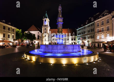 BRATISLAVA, Slowakei - 23. September 2015: Menschen in der Nähe von Roland Fountain am Hauptplatz in der Altstadt von Bratislava bei Nacht. Brunnen Stockfoto