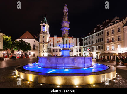 BRATISLAVA, Slowakei - 23. September 2015: Maximilian Brunnen am Hauptplatz (Hlavne Namestie) in der Altstadt von Bratislava bei Nacht. Stockfoto