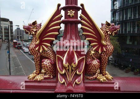 Stadt Drachen auf der Holborn Viaduct Grenze Drachen bewachen die Eingänge zur Stadt von London, England, UK Stockfoto