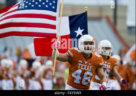 Austin, TX, USA. 24. Oktober 2015. Die Texas Longhorns traf das Feld für die NCAA Football-Spiel zwischen Kansas State im Darrell K Royal Texas Memorial Stadium in Austin, TX. Mario Cantu/CSM/Alamy Live-Nachrichten Stockfoto