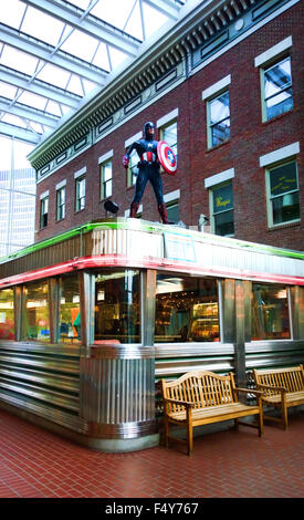 Rochester, New York, USA. 24. Oktober 2015. Kapitän amerikanischen steht auf dem Dach der 50er Jahre Stil diner Stockfoto