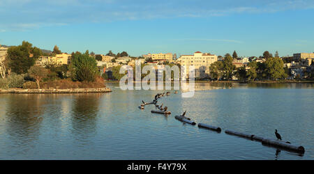 Blick nach Osten über Lake Merritt, Oakland, Kalifornien. Stockfoto