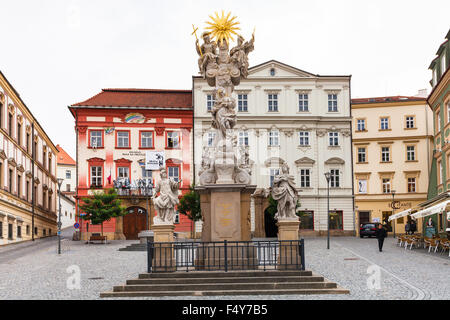 BRNO, Tschechien - 25. September 2015:-Säule der Heiligen Dreifaltigkeit und Husa Theater (Divadlo Husa Na Provazku) auf Kohl Marktplatz (Ze Stockfoto