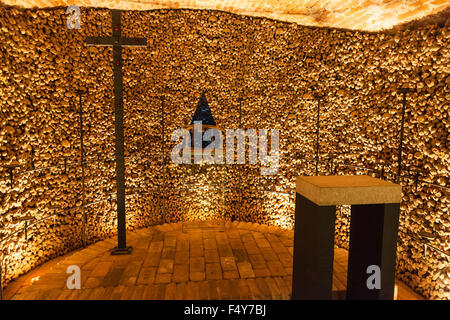 BRNO, Tschechien - 25. September 2015:-Halle mit Kreuz im Beinhaus St James Church auf dem Jakubske Platz in Brünn. Es war eine große colle Stockfoto