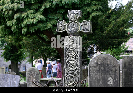 Eyam Cross, überqueren einen frühen 9. Jahrhundert sächsische Stein auf dem Kirchhof von St. Lawrence Kirche, Eyam, Derbyshire. Stockfoto