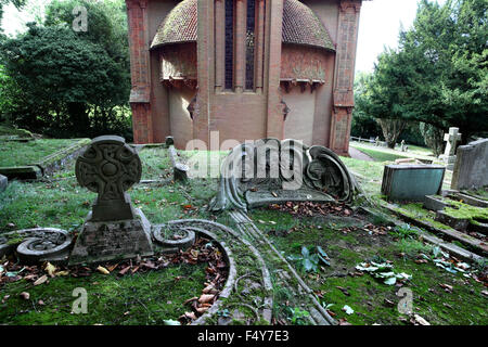 Die Watt-Kapelle, Compton Surrey, mit Jugendstil-Grabsteine im Vordergrund. Stockfoto