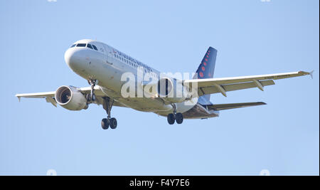 Brussels Airlines Airbus A319 OO-SSD ins Land kommen am Flughafen London Heathrow LHR Stockfoto