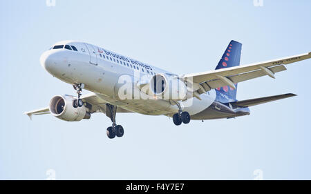 Brussels Airlines Airbus A319 OO-SSD ins Land kommen am Flughafen London Heathrow LHR Stockfoto