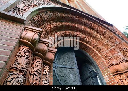 Aufwendige geschnitzte Tür Eingang Watt Kapelle, Compton, Surrey. Stockfoto