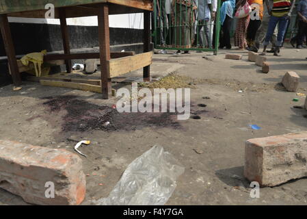 Menschen versammelten sich am Bomd Explosion vor Ort in alten Dhaka Hossaini Dalan Bereich nach den Explosionen in Bangladesch. Am 24. Oktober 2015 mindestens eine Person wurde getötet und mehr als 60 verletzt bei einem Bombenangriff außerhalb der wichtigsten schiitischen Website in der Hauptstadt von Bangladesch, als Tausende versammelten sich zum jährlichen Aschura-Prozession. Stockfoto