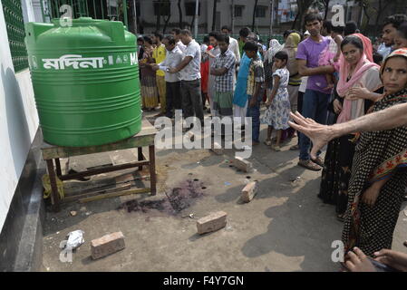 Menschen versammelten sich am Bomd Explosion vor Ort in alten Dhaka Hossaini Dalan Bereich nach den Explosionen in Bangladesch. Am 24. Oktober 2015 mindestens eine Person wurde getötet und mehr als 60 verletzt bei einem Bombenangriff außerhalb der wichtigsten schiitischen Website in der Hauptstadt von Bangladesch, als Tausende versammelten sich zum jährlichen Aschura-Prozession. Stockfoto