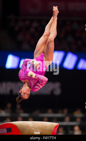 Glasgow, Schottland. 24. Oktober 2015. Abb. Künstlerische Gymnastik-Weltmeisterschaften. Zweiter Tag. Alexandra RAISMAN (USA) führt sie ihren Tresor in der WAG-Qualifikation. Bildnachweis: Aktion Plus Sport/Alamy Live-Nachrichten Stockfoto