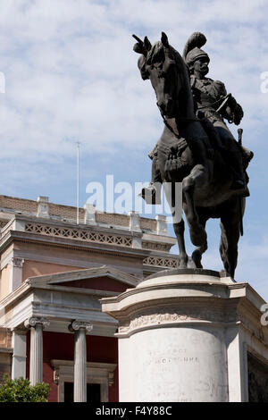 Statue des griechischen General und Befreier Theodoros Kolokotronis reitet sein Pferd vor alten Parlamentsgebäude, Athen, GR. Stockfoto