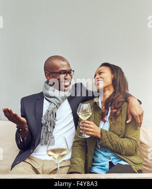 Afro-Amerikanerin in der Liebe ihres Mannes zu betrachten Stockfoto