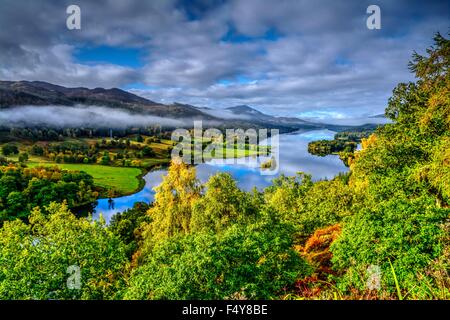 Morgennebel über Loch Tummel aus Queens View Stockfoto