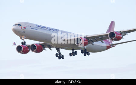 Virgin Atlantic Airways Airbus A340 G-VWEB in Land kommen am Flughafen London Heathrow LHR Stockfoto