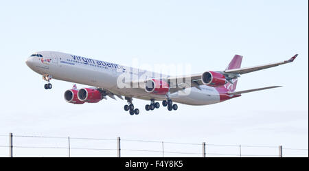 Virgin Atlantic Airways Airbus A340 G-VWEB in Land kommen am Flughafen London Heathrow LHR Stockfoto