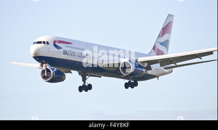 British Airways Boeing 767 G-BZHB ins Land kommen am Flughafen London Heathrow LHR Stockfoto