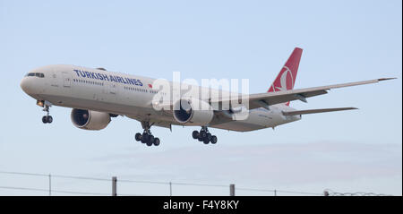 Turkish Airlines Boeing 777 TC-JJF ins Land kommen am Flughafen London Heathrow LHR Stockfoto