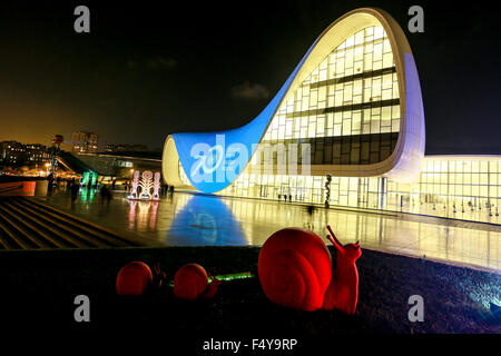 Baku, Aserbaidschan. 24. Oktober 2015. Heydar Aliyev Center verwandelte sich in Blau zum 70. Jahrestag der Vereinten Nationen zu markieren. Während der Tag der Vereinten Nationen werden blau – die offizielle Farbe der Vereinten Nationen, im Rahmen der "Verwandelt die Welt in un-blau" Weltkampagne auf UN-Tag zu begehen und den 70. Jahrestag der Vereinten Nationen mehr als 150 berühmte Denkmäler, Gebäude, Museen, Brücken und andere Sehenswürdigkeiten in mehr als 45 Ländern auf der ganzen Welt beleuchtet. © Aziz Karimow/Pacific Press/Alamy Live-Nachrichten Stockfoto