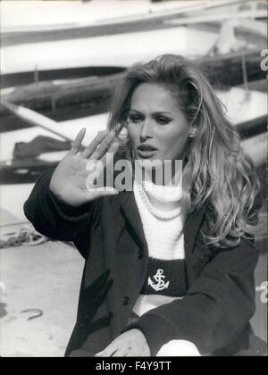 1968 - Ursula Andress kommt zurück nach Rom: Blondine-schöne Schweizer Schauspielerin Ursula Andress Partner von Sean Connery in den James-Bond-Serie gestern zurück nach Rom kam. Die '' Eis Sphynx'' wie sie, in genannt wird Hollywood lebte hier in Rom seit mehreren Jahren zuvor ihre brillanten Filmkarriere zu beginnen. Sie hat viele Freunde hier und um glücklich, wieder zu sehen, die Gärten und schöne Dinge gibt es in Rom zu sein, erklärt hat. Sie war heute Morgen bei Anzio wo verbringen sie eine glückliche Erholung auf der sonnigen kleinen Hafen auf einer Yacht von ein paar Freunden abgebildet. Ursula wird wahrscheinlich in Rom nächsten Monat gedreht werden. (Kredit-ich Stockfoto