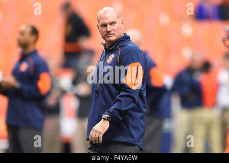 Syracuse, New York, USA. 24. Oktober 2015. Syracuse Orange Trainer Scott Shafer blickt auf eine vor dem Spiel gegen die Pittsburgh Panthers von der NCAA Football-Spiel auf Samstag, 24. Oktober 2015, bei der Carrier Dome in Syracuse, New York. Rich Barnes/CSM/Alamy Live-Nachrichten Stockfoto